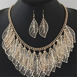 🎉HP🎉Gold leaf earring & necklace set